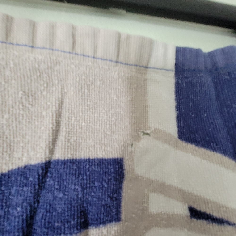 OFFICIALLY LICENSED NY YANKEES OVERSIZED TOWEL. From Yankee stadium. - Picture 2 of 5